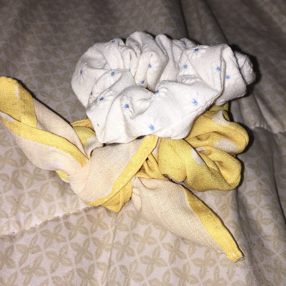 2 scrunchies